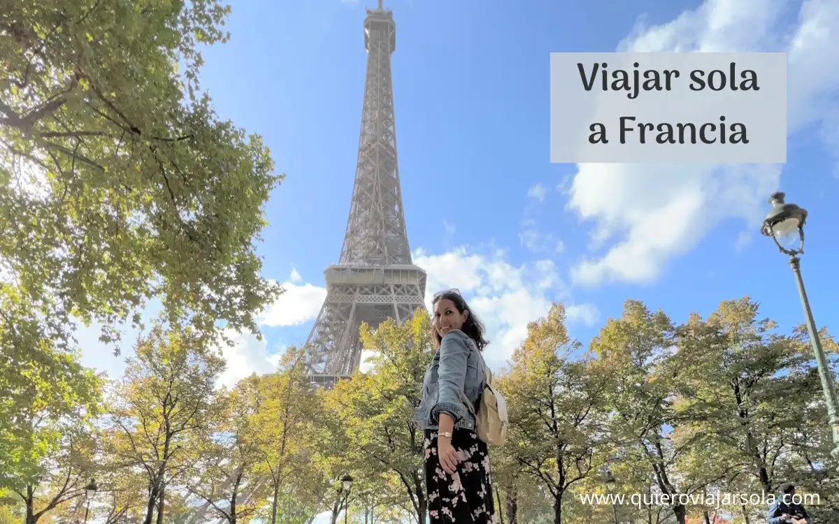 Yo junto a la Torre Eiffel