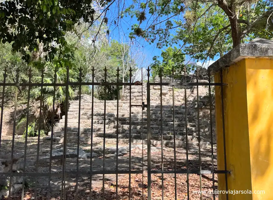 Ruinas de Habuk tras la valla del recinto