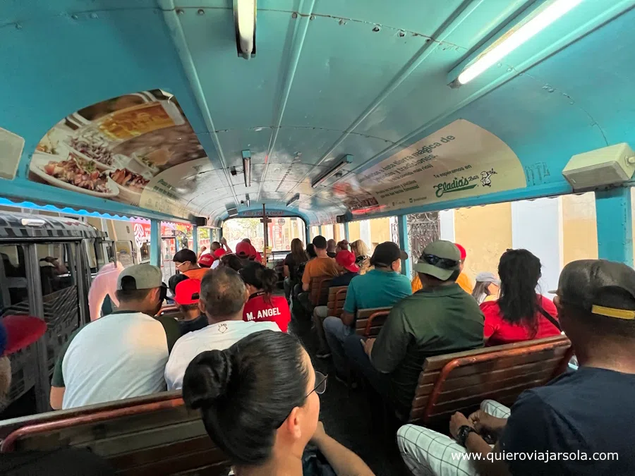 Interior del bus Carnavalito
