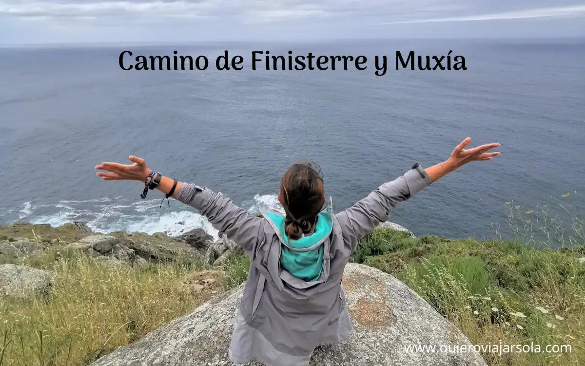 Yo en Finisterre con los brazos abiertos hacia el mar