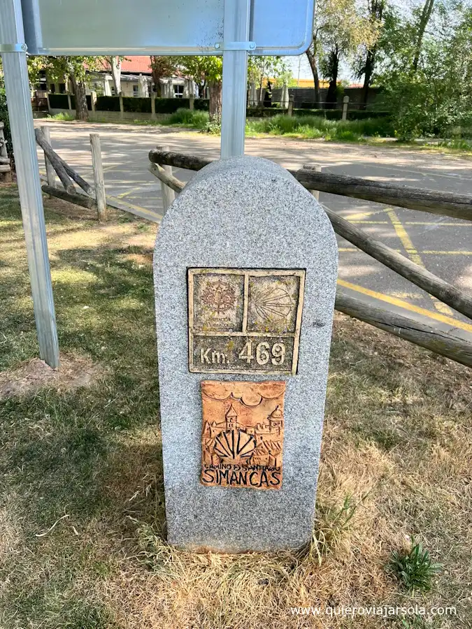 Mojón del Camino con la distancia a Santiago