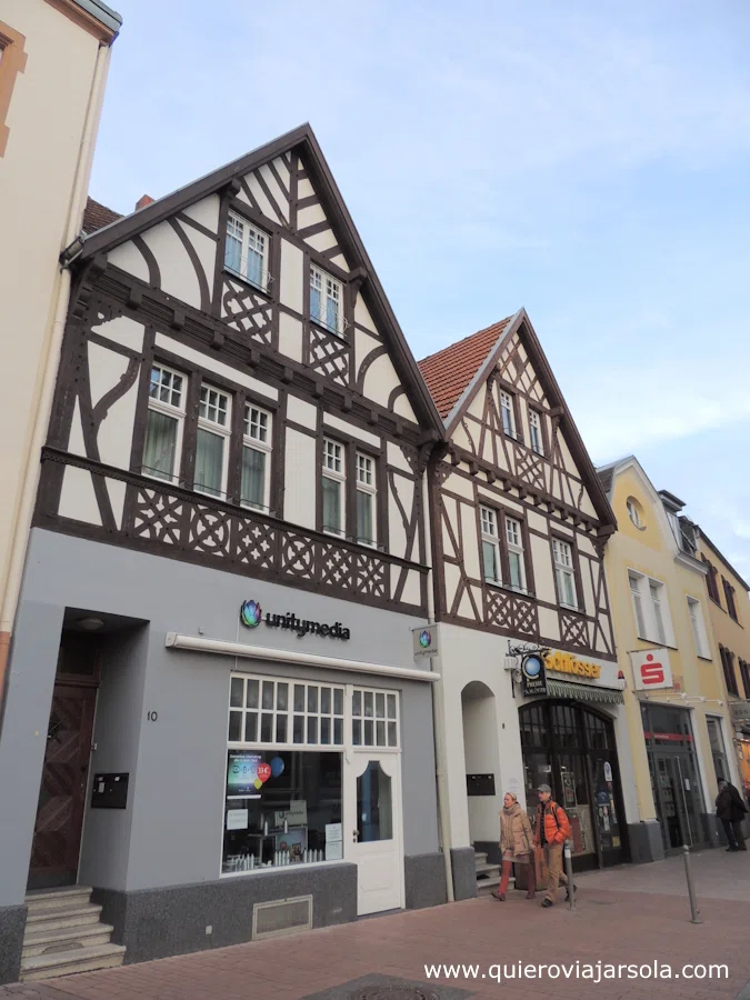 Casas antiguas con fachada de vigas de madera en el centro de Brühl