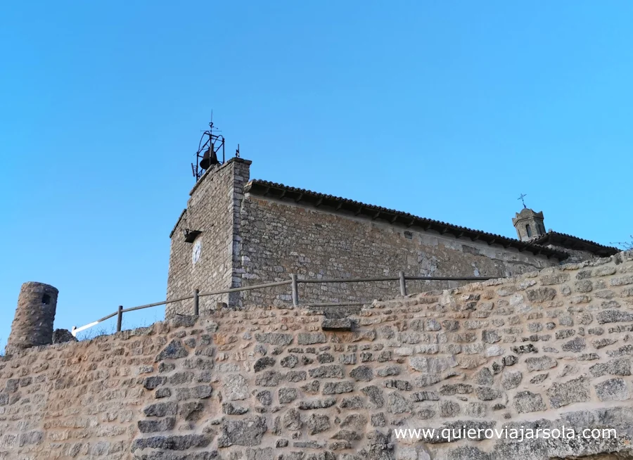La ermita sobre las casas cueva
