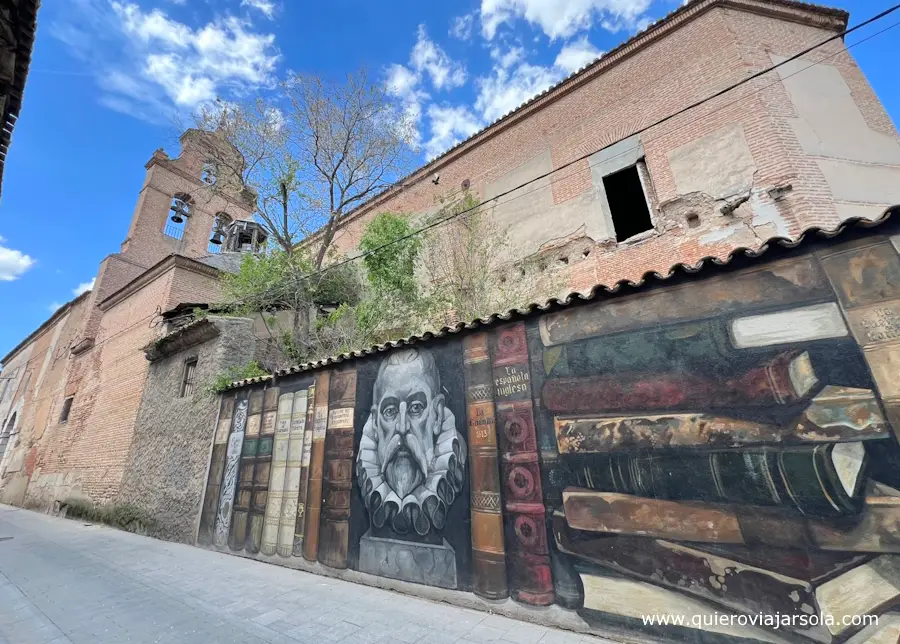 Exterior del hospital con un mural de Cervantes