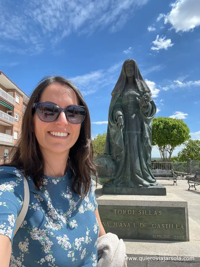 Yo con la estatua de la reina Juana