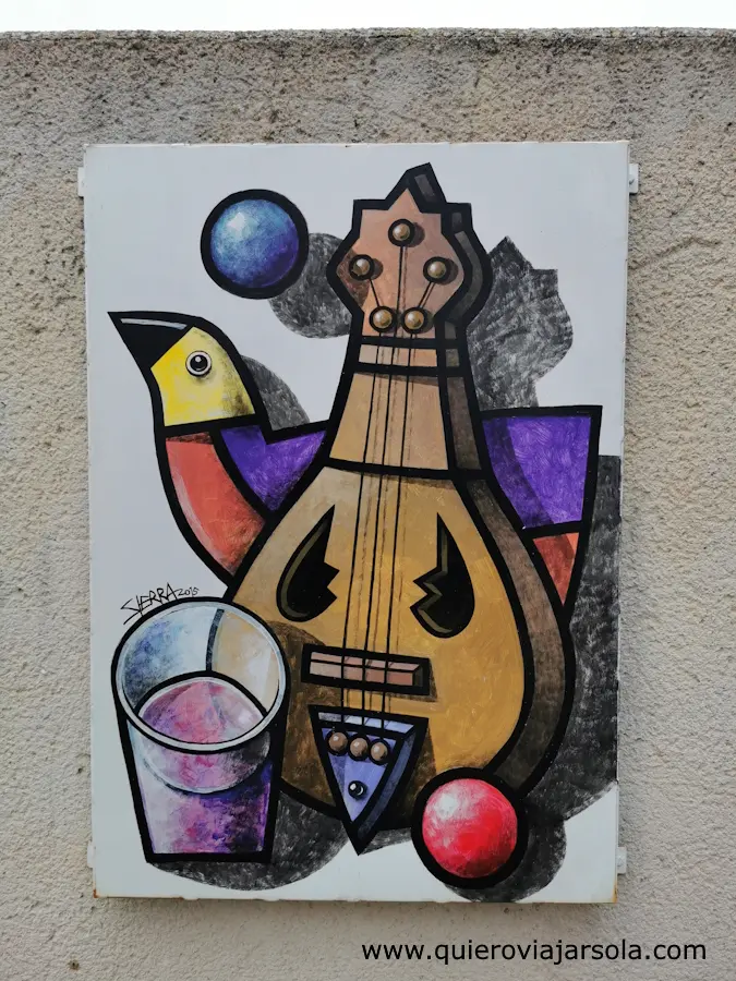 Mural con un pájaro, un vaso de vino y un laud