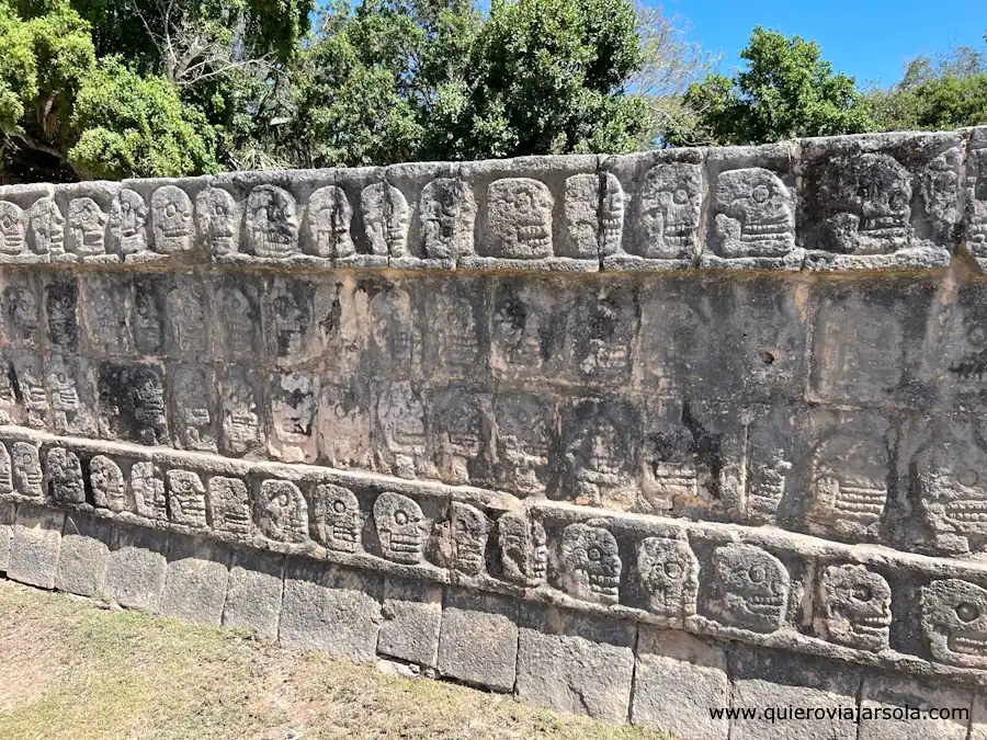 Pared de la plataforma con cráneos esculpidos