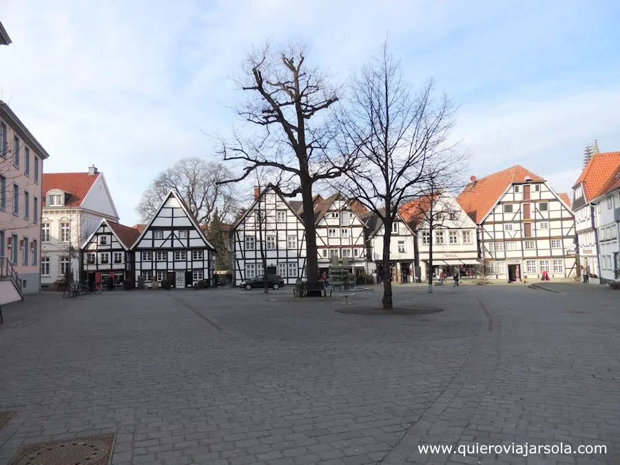 Casas rodeando la plaza