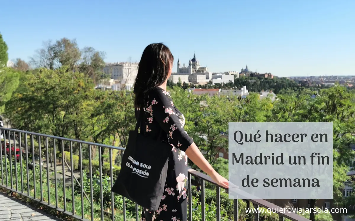 Yo admirando el paisaje desde el mirador del templo de Debod