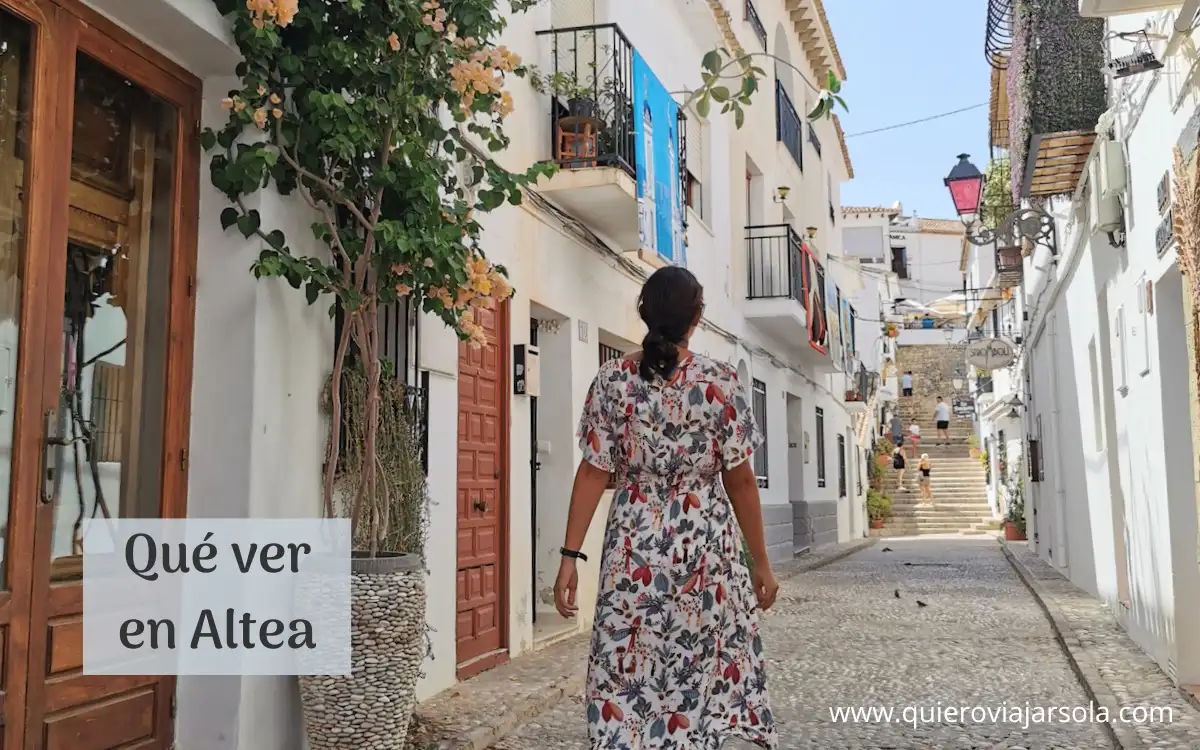 Yo paseando por las calles de Altea