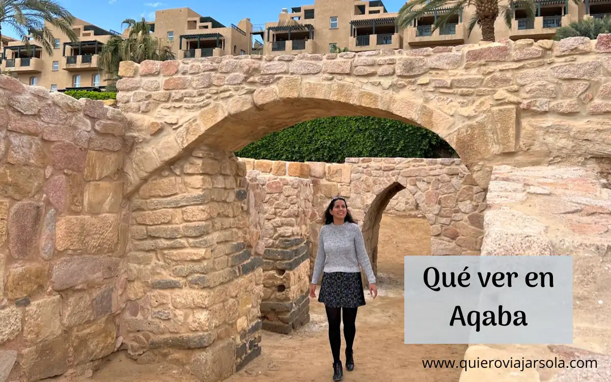 Yo pasando bajo un arco en la antigua ciudad de Ayla