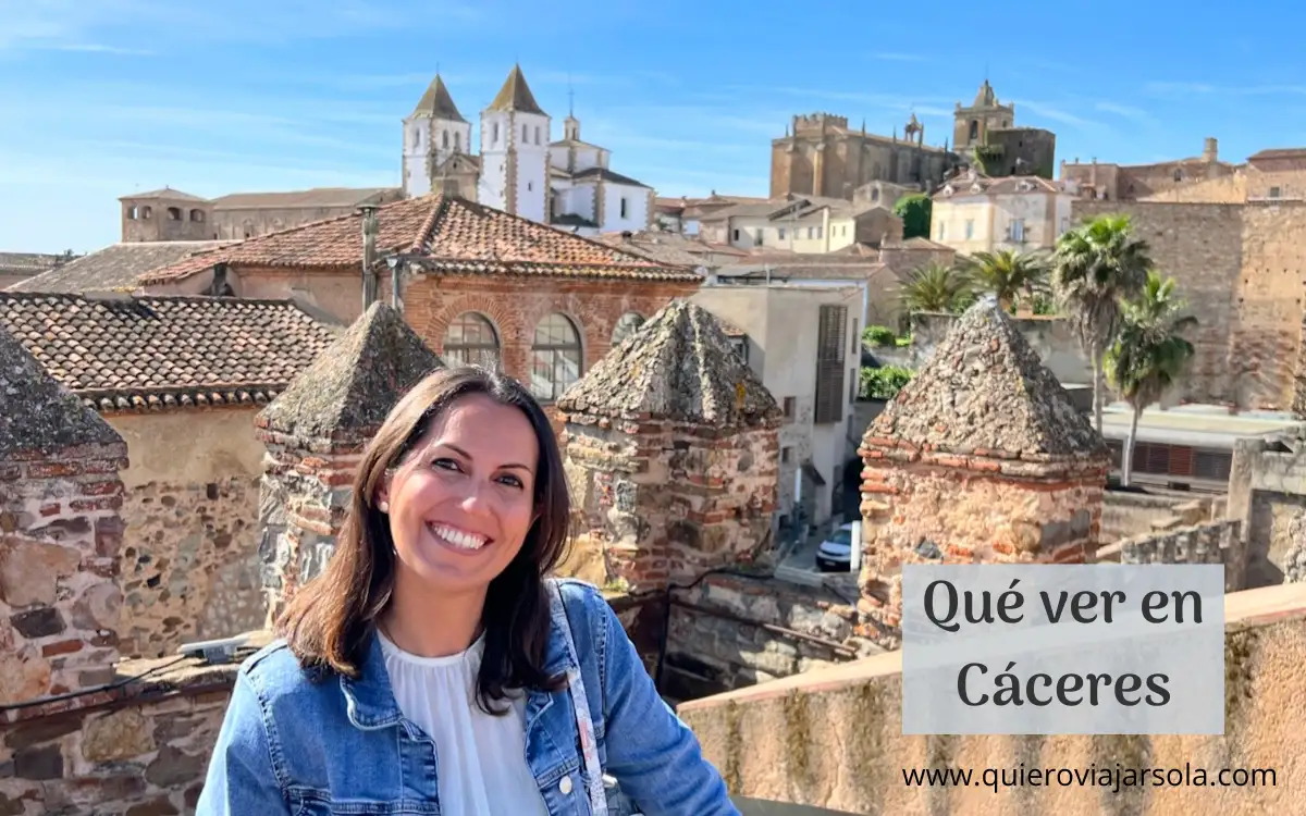 Yo en el mirador de la Torre Bujaco contemplando el paisaje de Cáceres