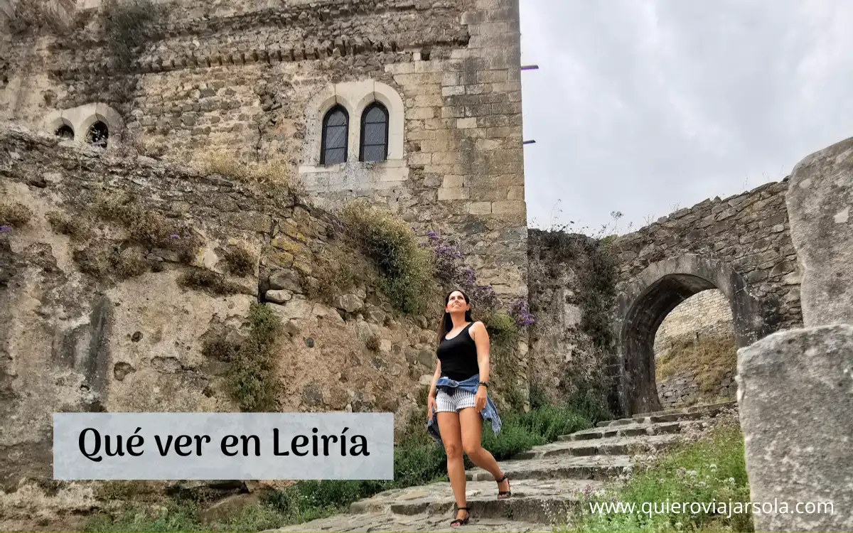 Yo caminando entre las ruinas del castillo de Leiría