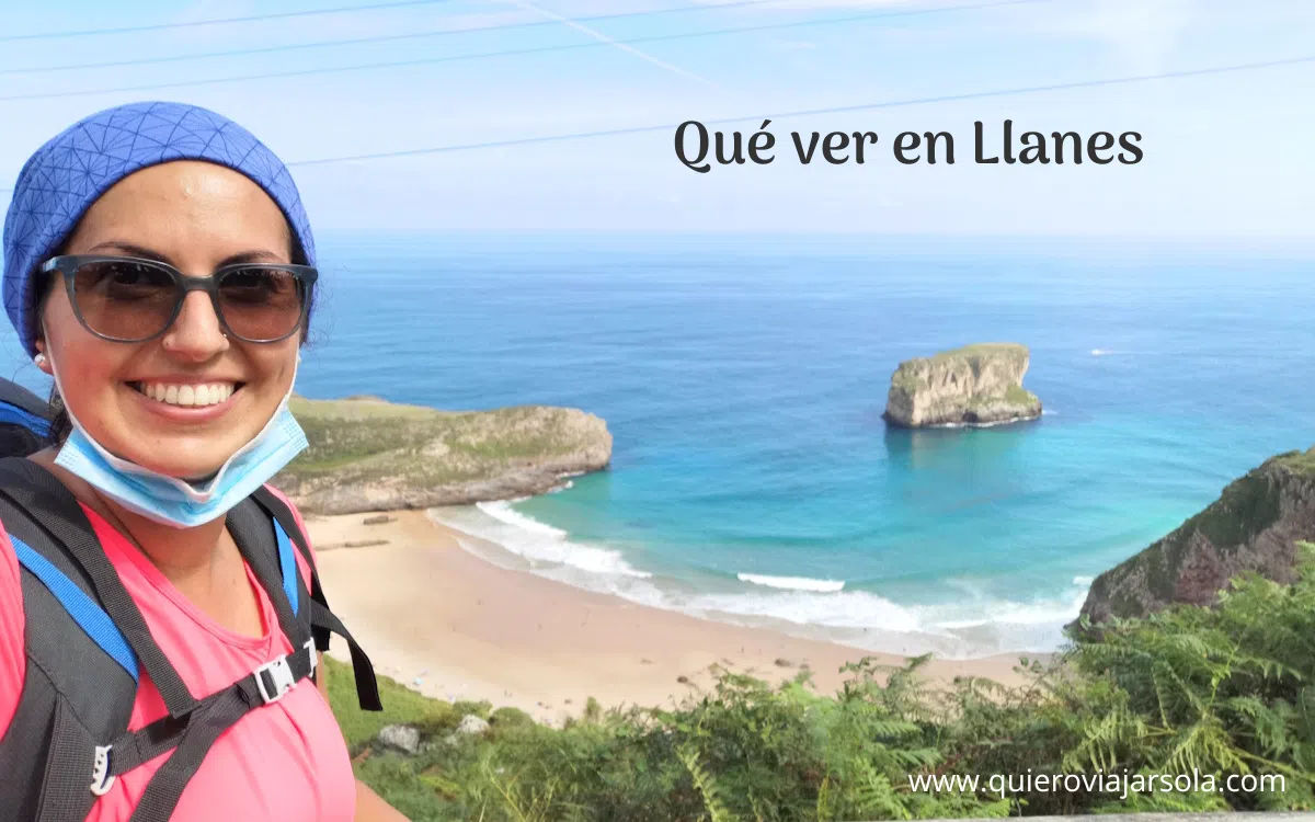 Yo frente a la playa de Ballota en Llanes mientras hacía el Camino del Norte