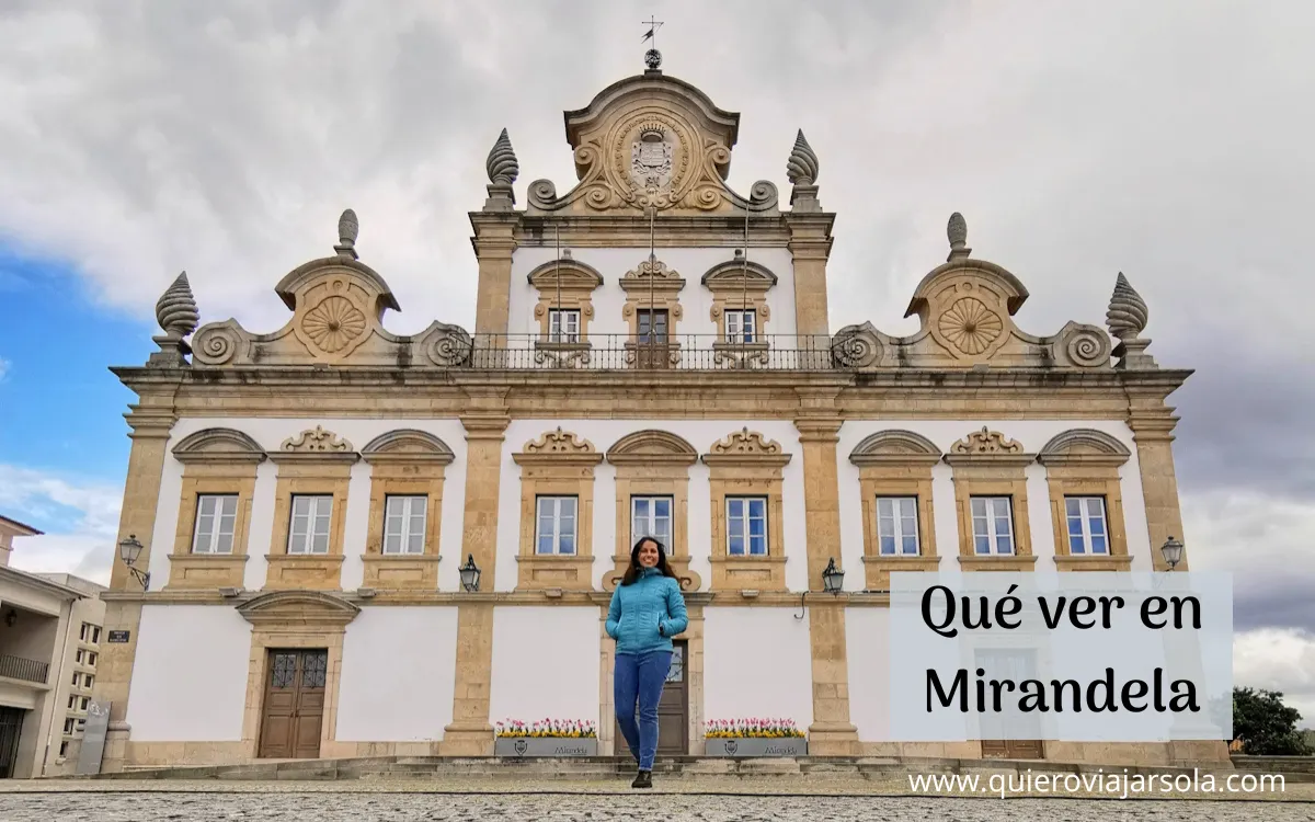Yo frente al Palacio de los Távora en Mirandela