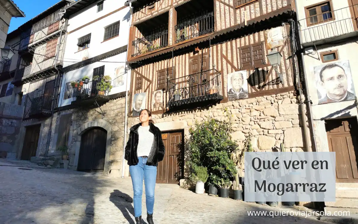 Yo en Mogarraz junto a varias casas con retratos