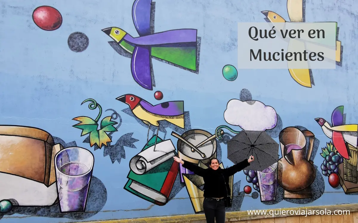 Yo junto a uno de los murales de Sierra en Mucientes