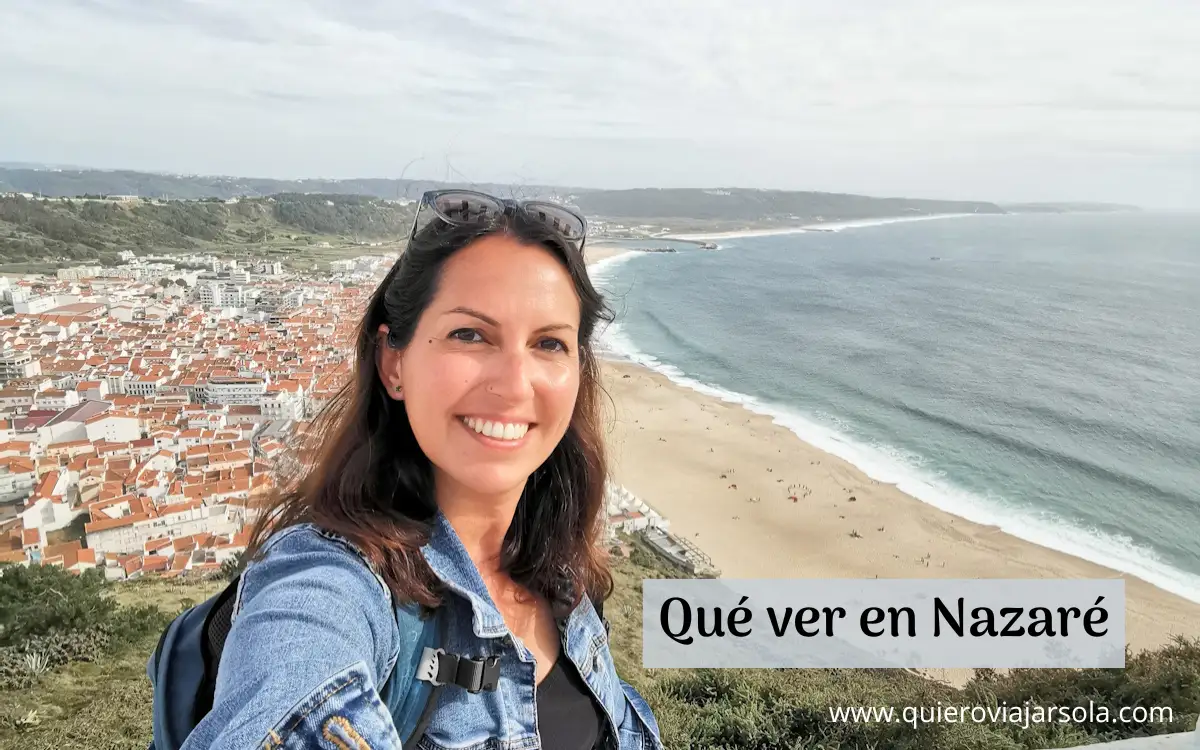 Yo en lo alto del mirador sobre Nazaré