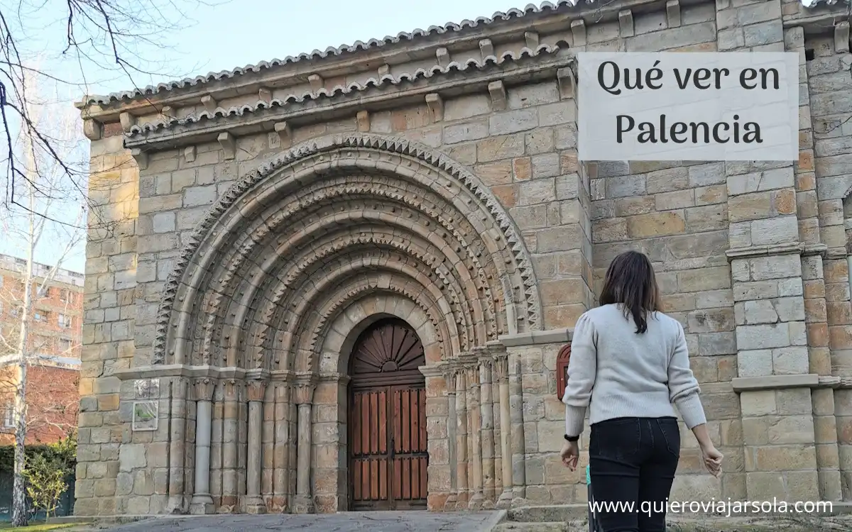 Yo frente a la iglesia románica de San Juan Bautista en Palencia