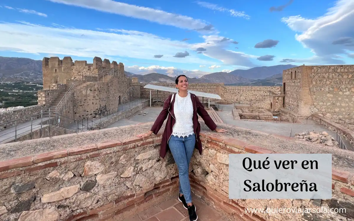Yo en el castillo de Salobreña con Sierra Nevada detrás