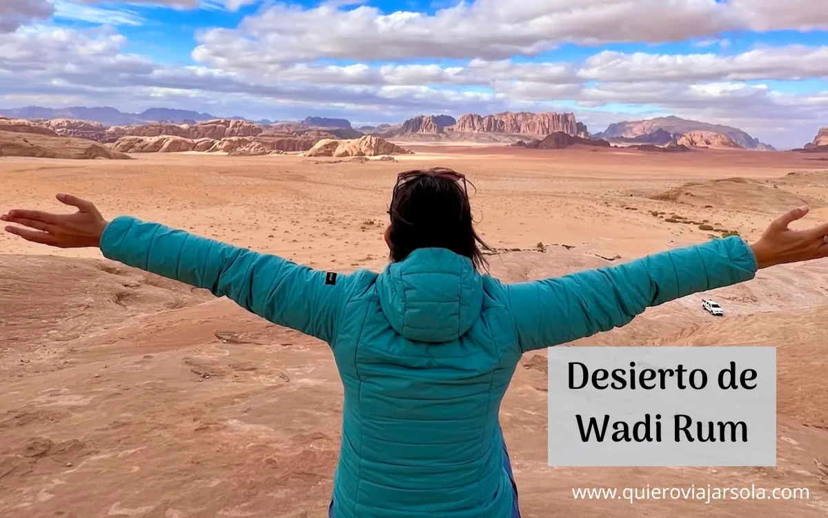 Yo desplegando los brazos hacia la inmensidad de Wadi Rum