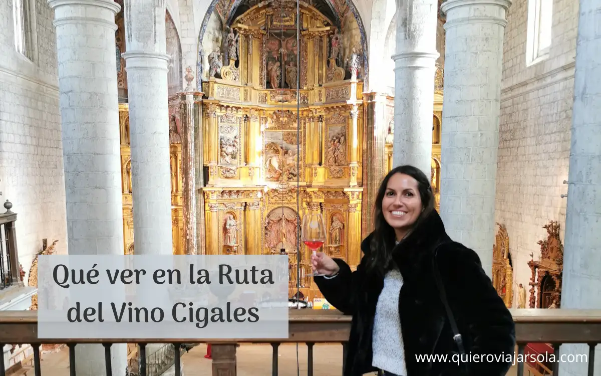 Yo catando un vino dentro de la iglesia de Cigales