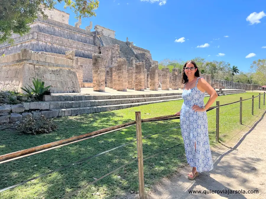 Yo junto al templo de los guerreros