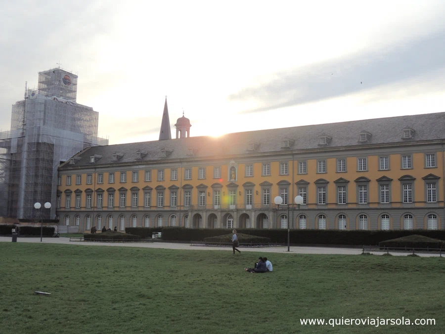 Edificio de la Universidad desde Hofgarten