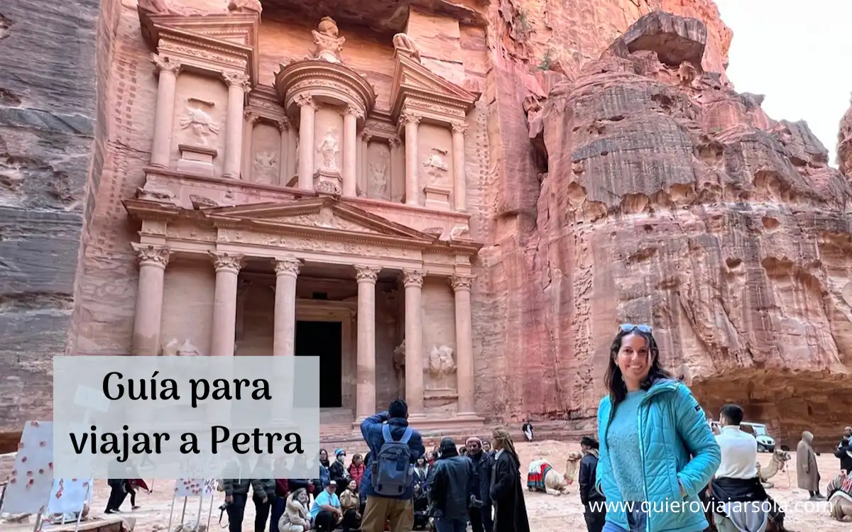 Yo posando junto al Tesoro de Petra