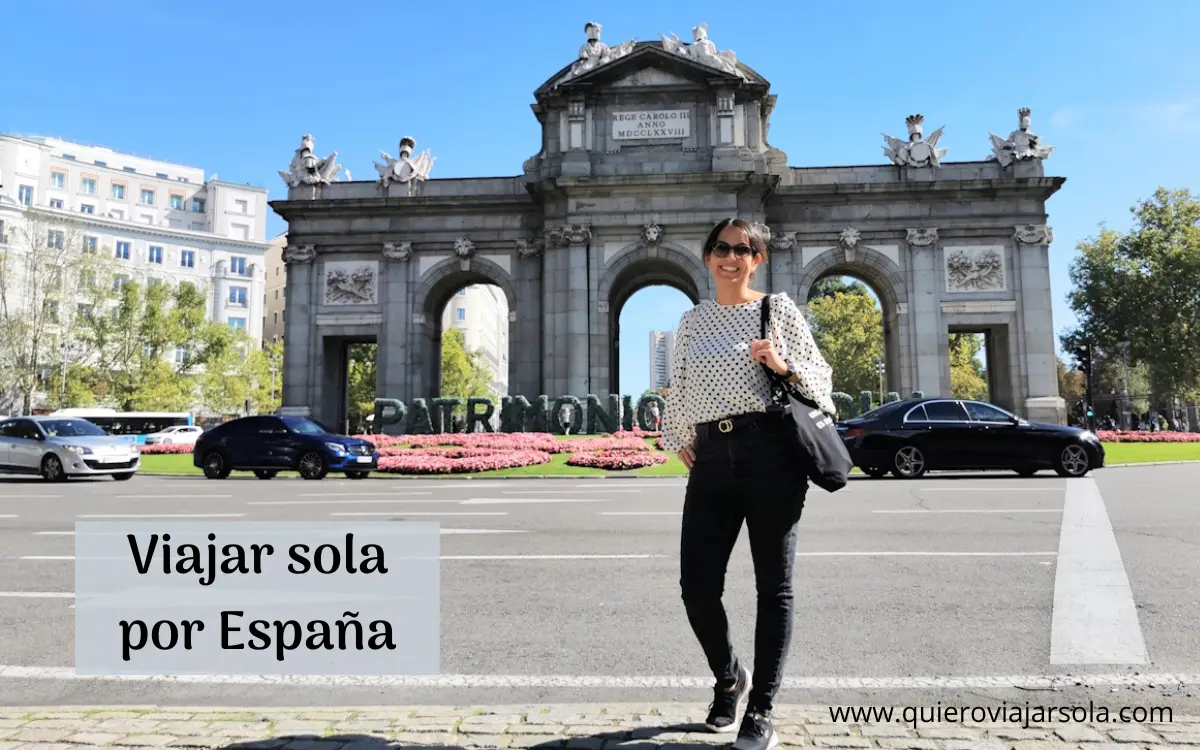 Yo en la Puerta de Alcalá de Madrid