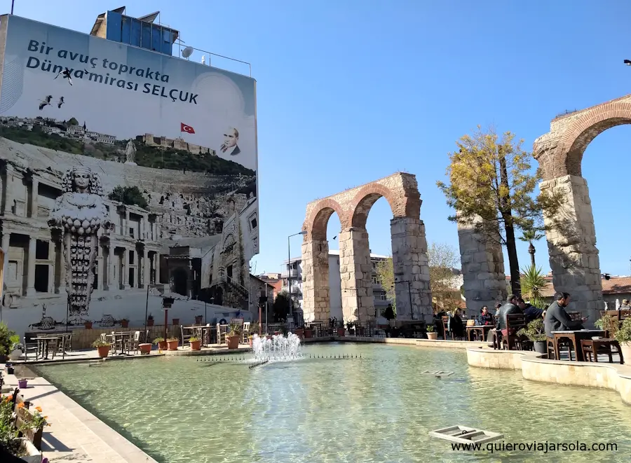 Restos del acueducto en la plaza de Selçuk