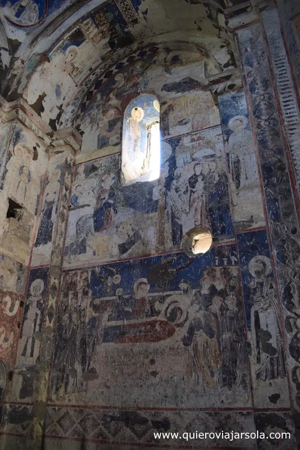 Uno de los frescos que decora el interior