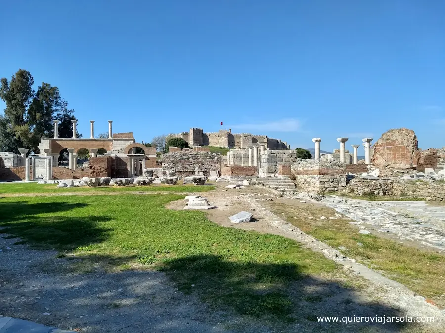 Vistas de los restos de la iglesia con el castillo detrás