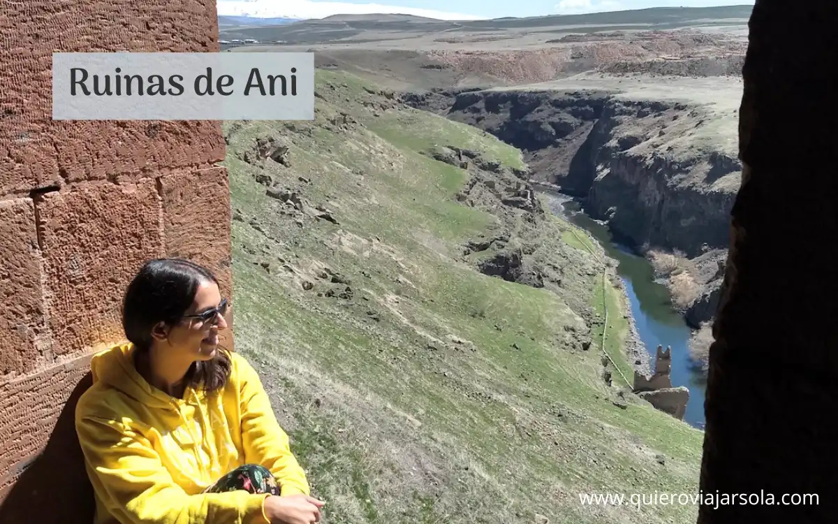 Yo en una de las ruinas mirando al río