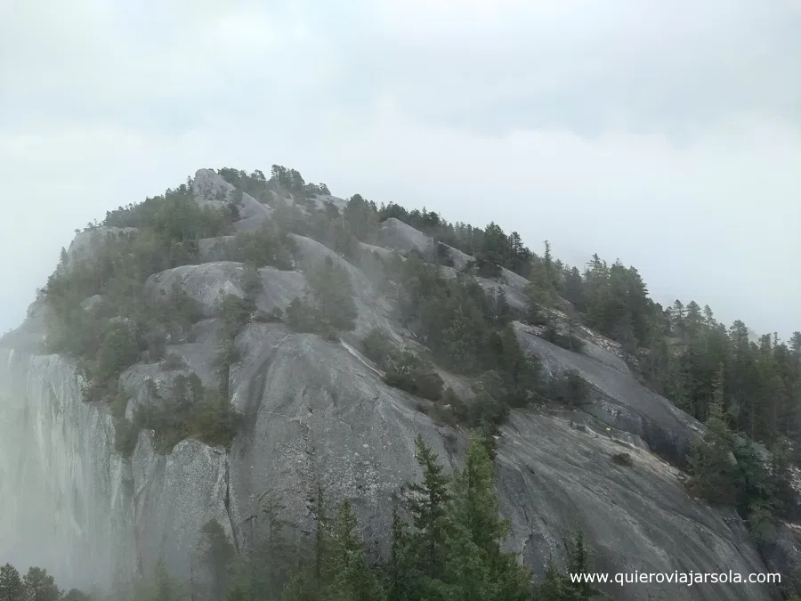 Una de las cimas de The Chief desde otra cima