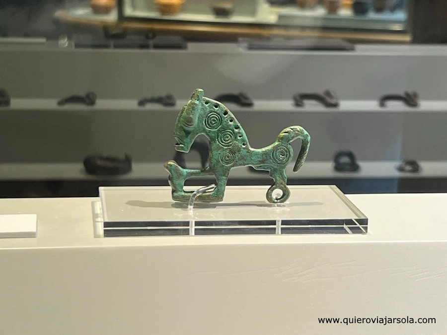 Fíbula expuesta en el museo