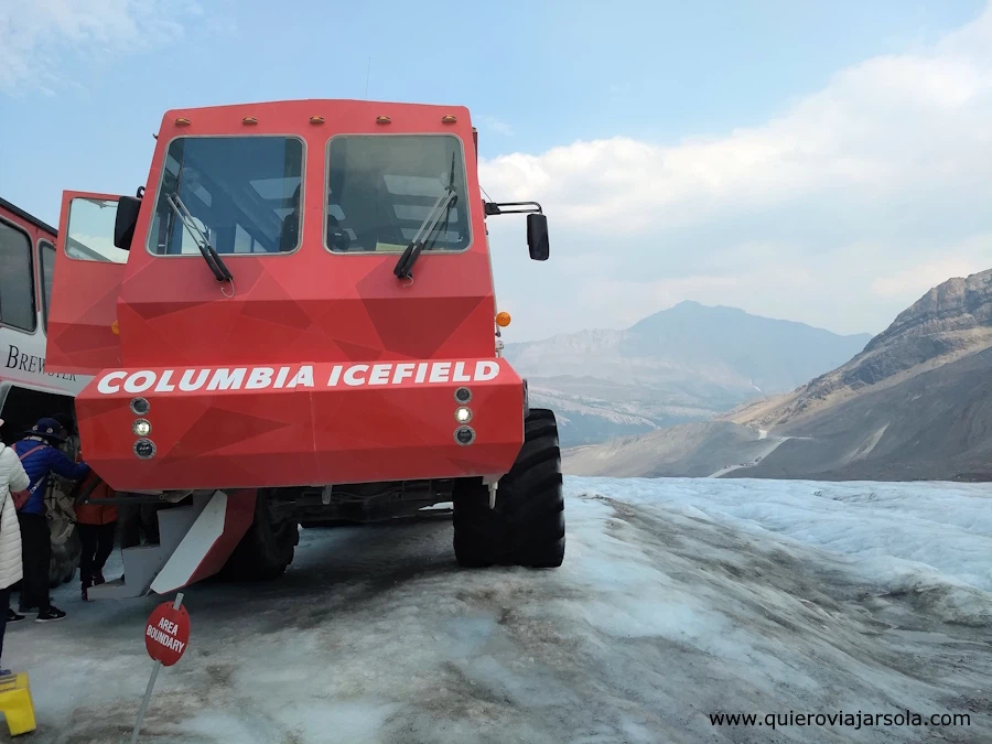 Camión 4x4 sobre el glaciar