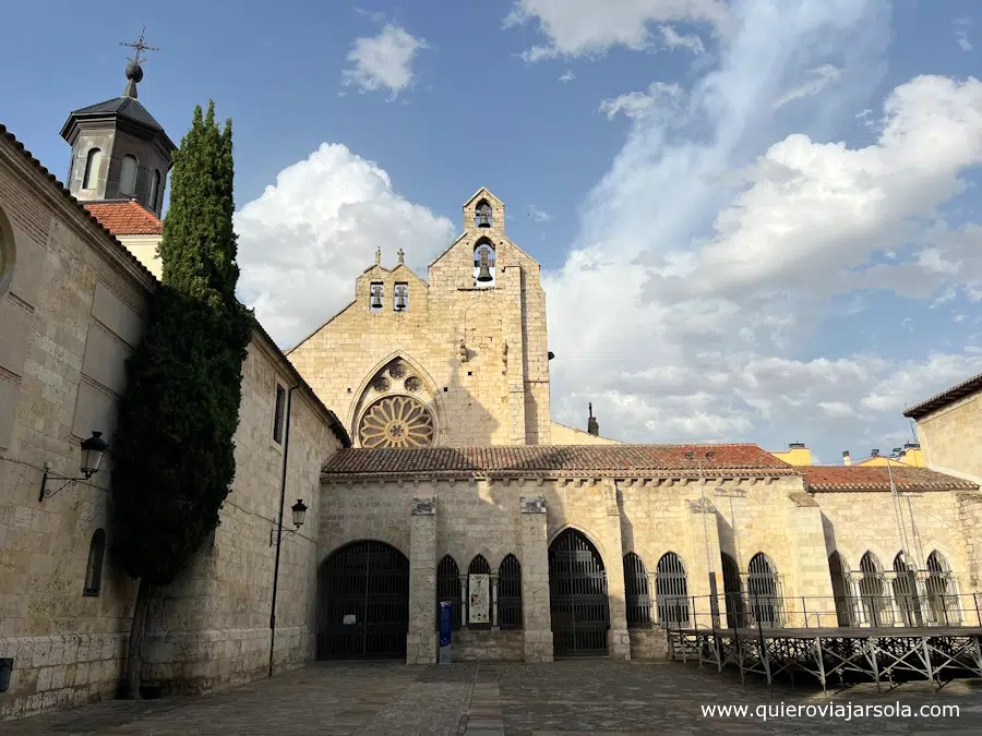 Fachada de la iglesia