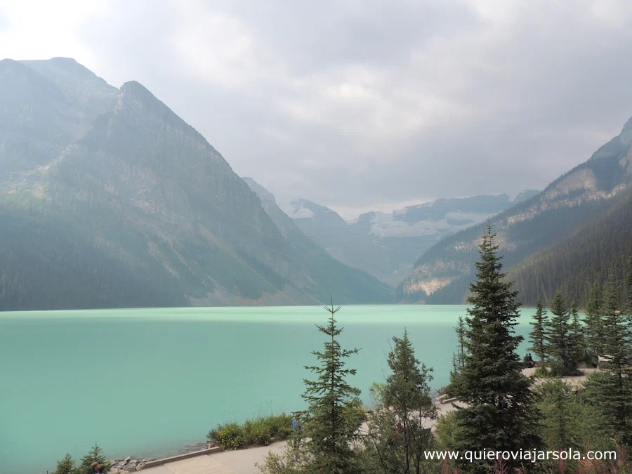 Lago Louise visto desde el inicio del sendero