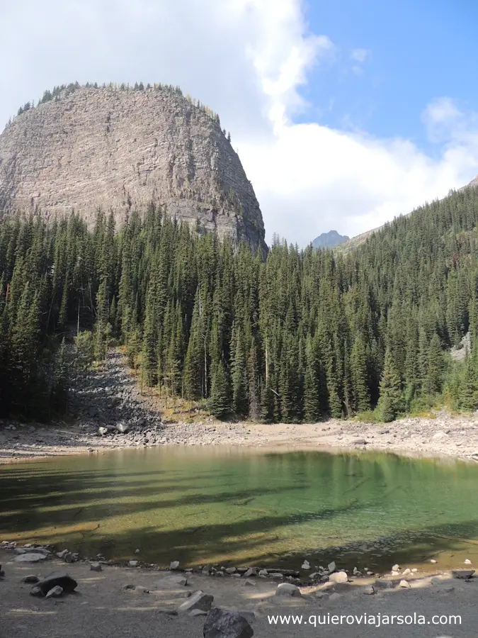 El lago con la montaña detrás