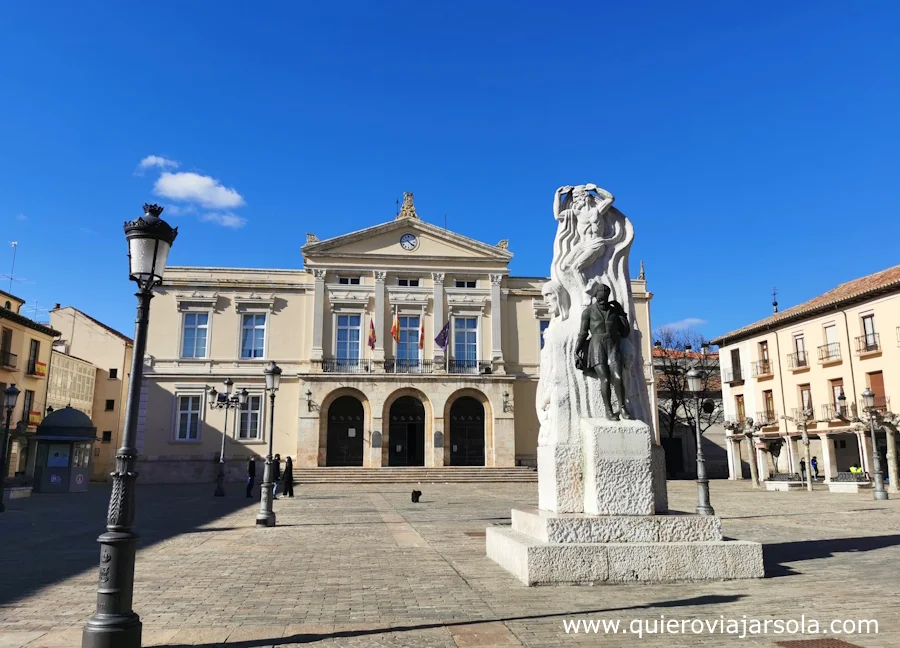 Escultura y ayuntamiento