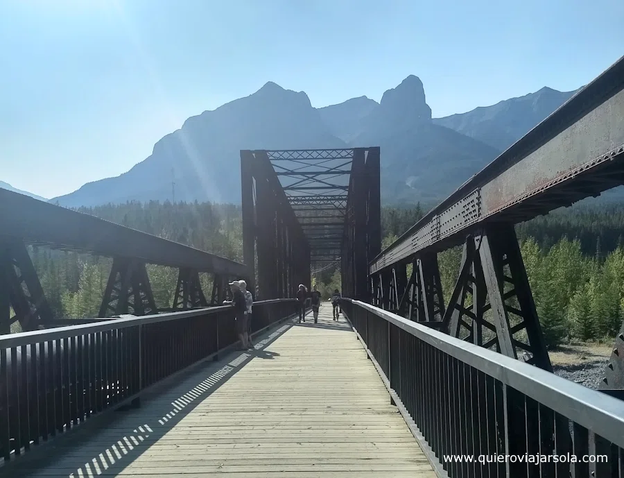 Gente paseando por el puente