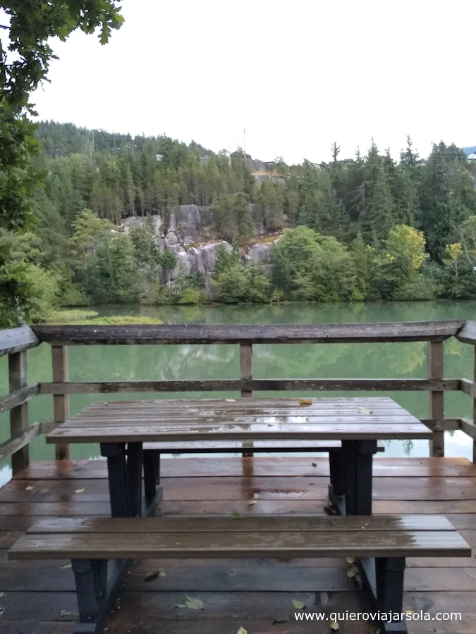 Mesa de picnic junto al río