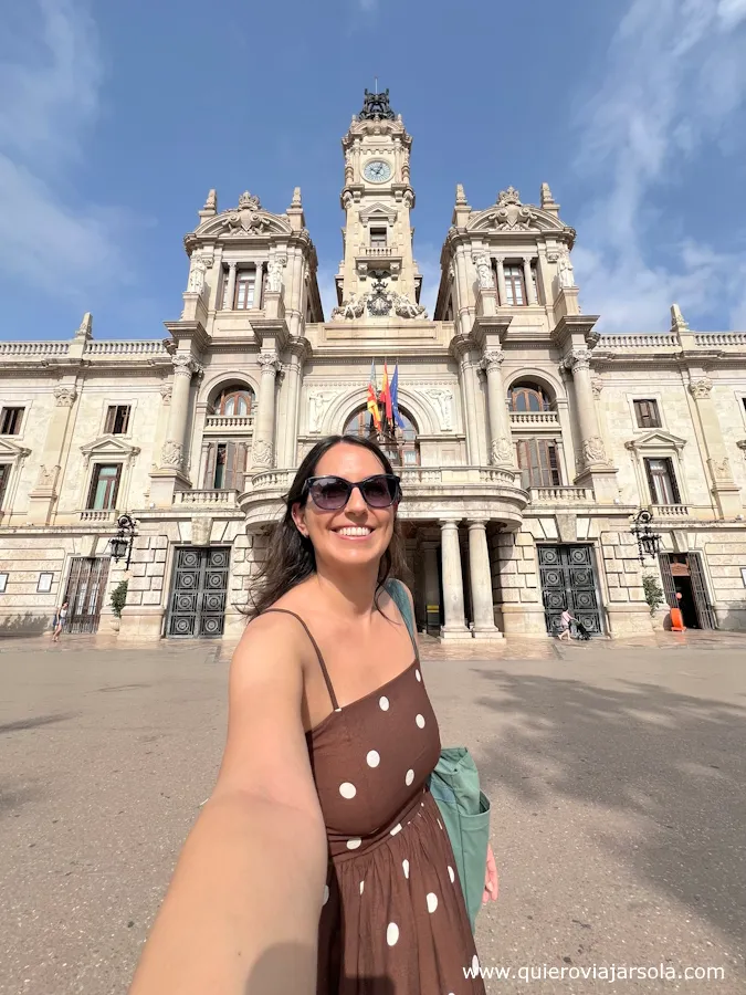 Yo frente el Ayuntamiento de Valencia