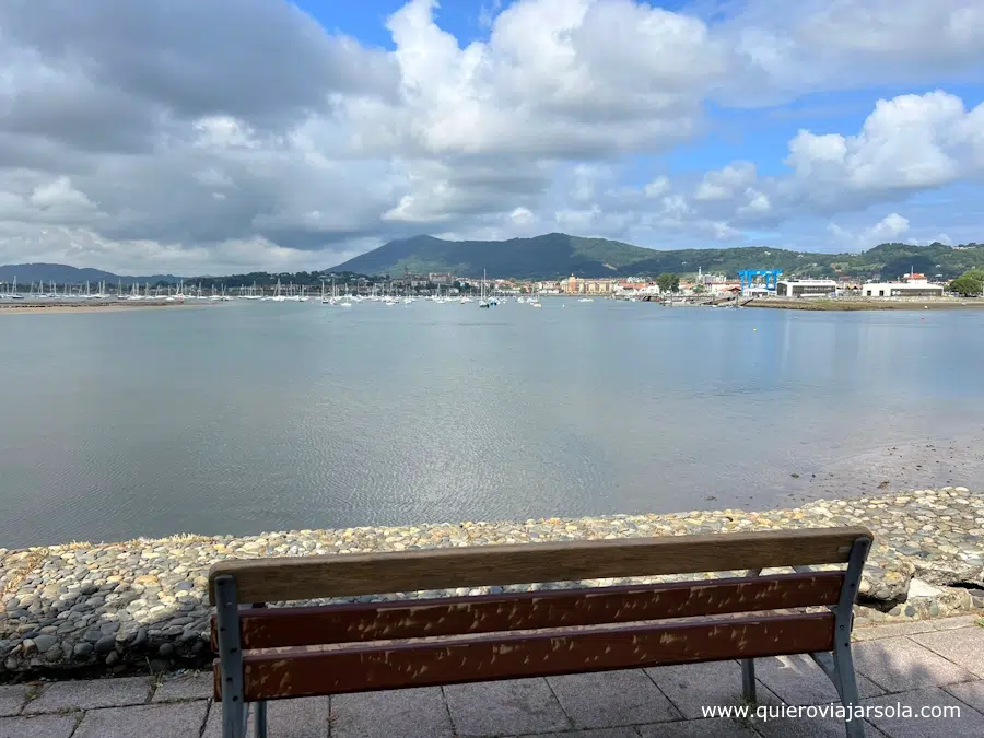 Bahía con Hondarribia al fondo