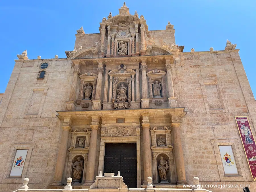Fachada de la iglesia