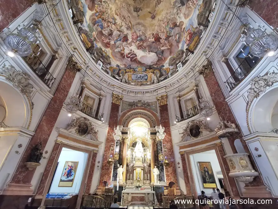 Interior de la basílica