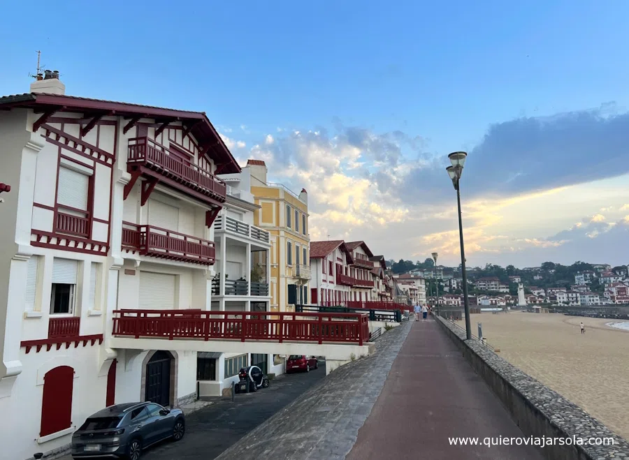 Casas típicas frente a la playa
