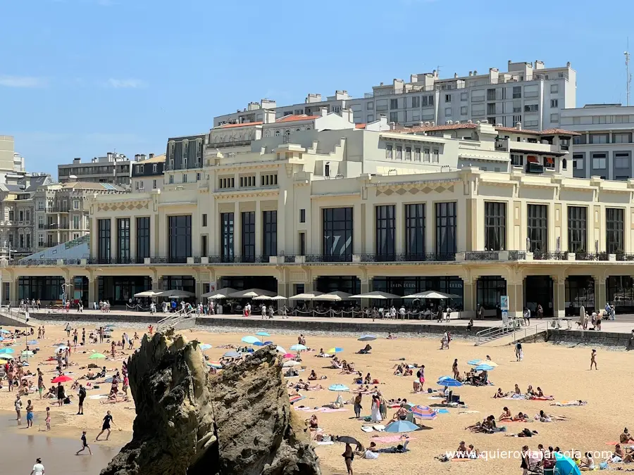 Vista frontal del Casino y la playa