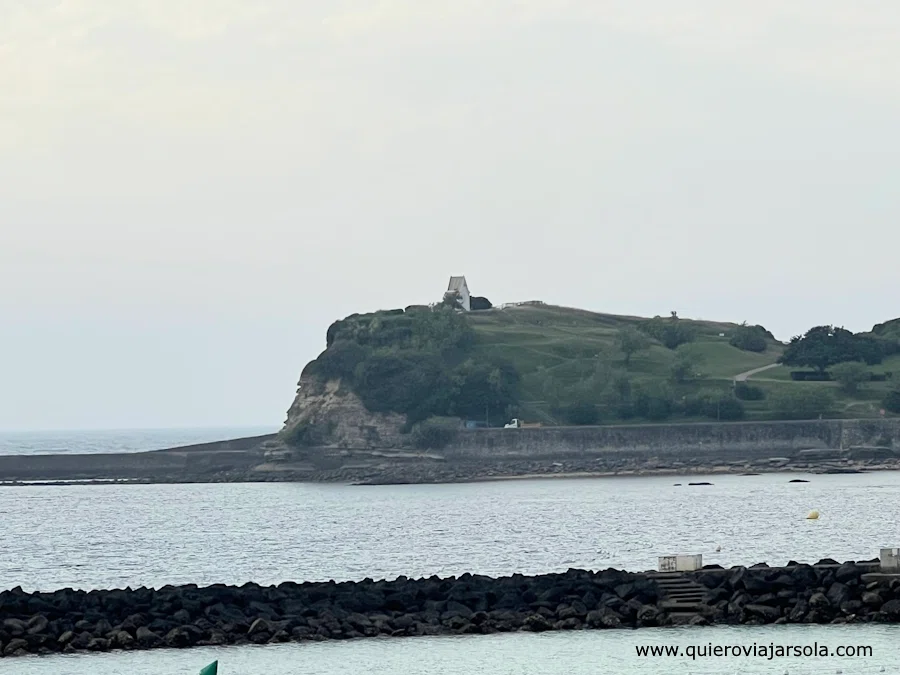 Vista de la colina desde el paseo marítimo